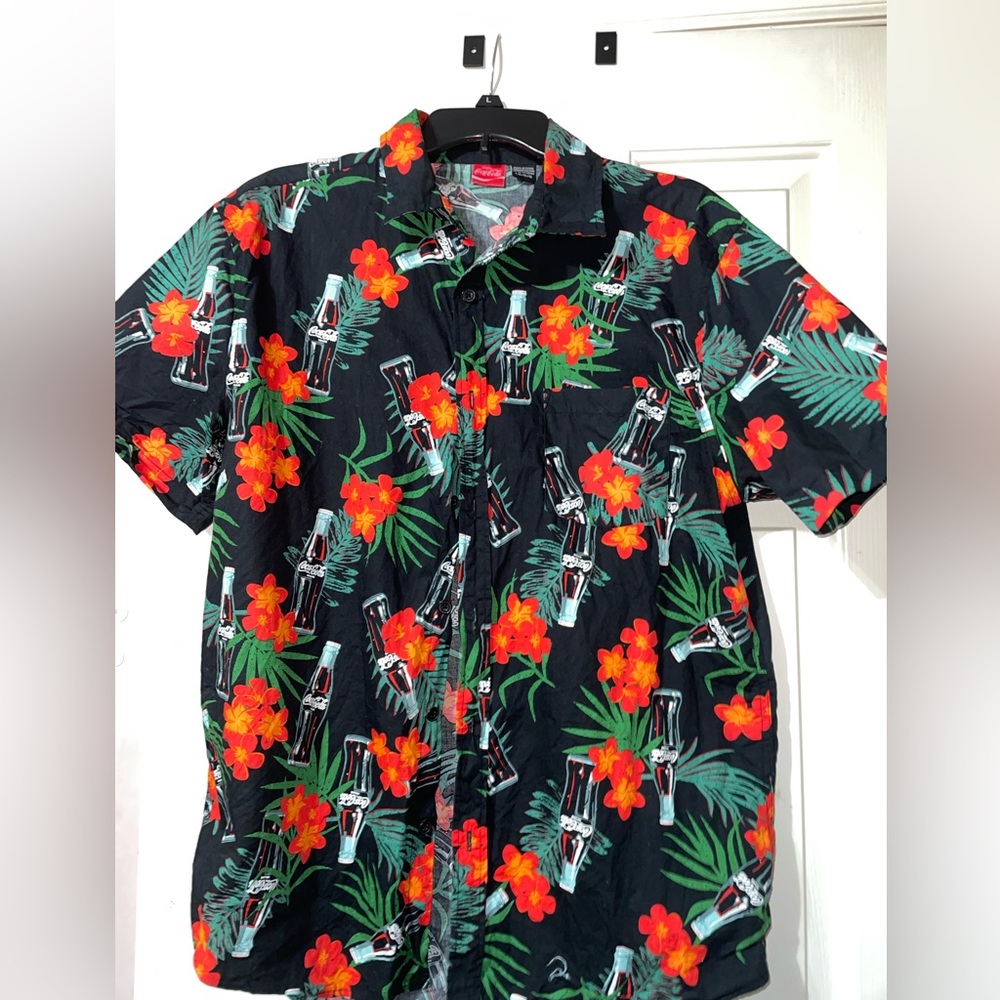 Coca-Cola Button Up 🖤🥤- Men’s L